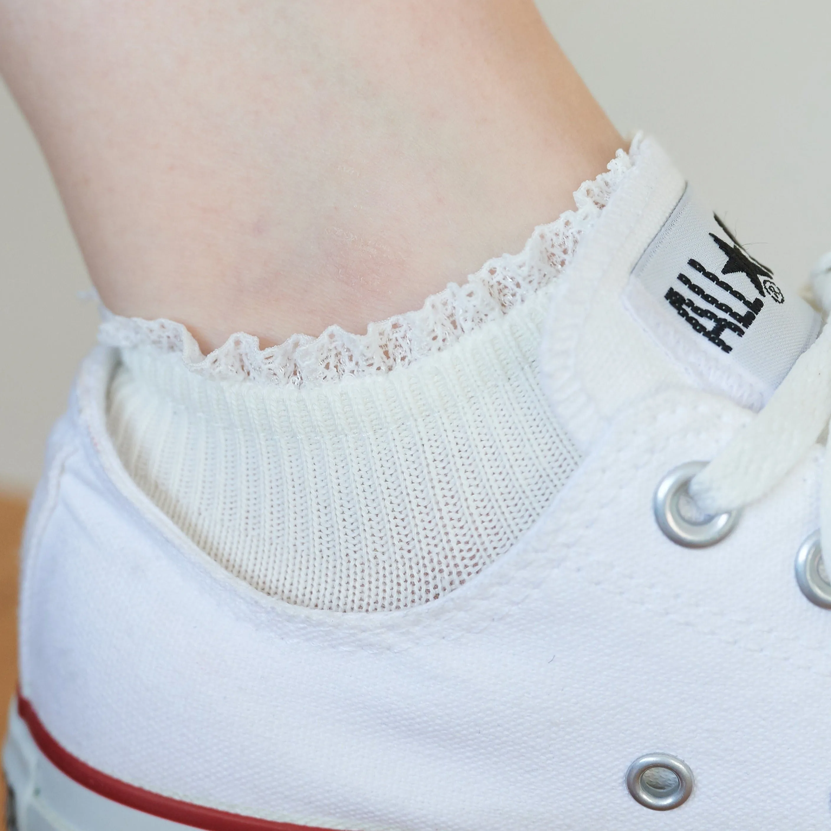 011120134 White Frill Rib Trainer Socks