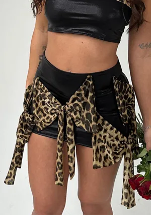 Fierce Leopard-Print Bow-Accent Mini Skirt with Sleek Silhouette