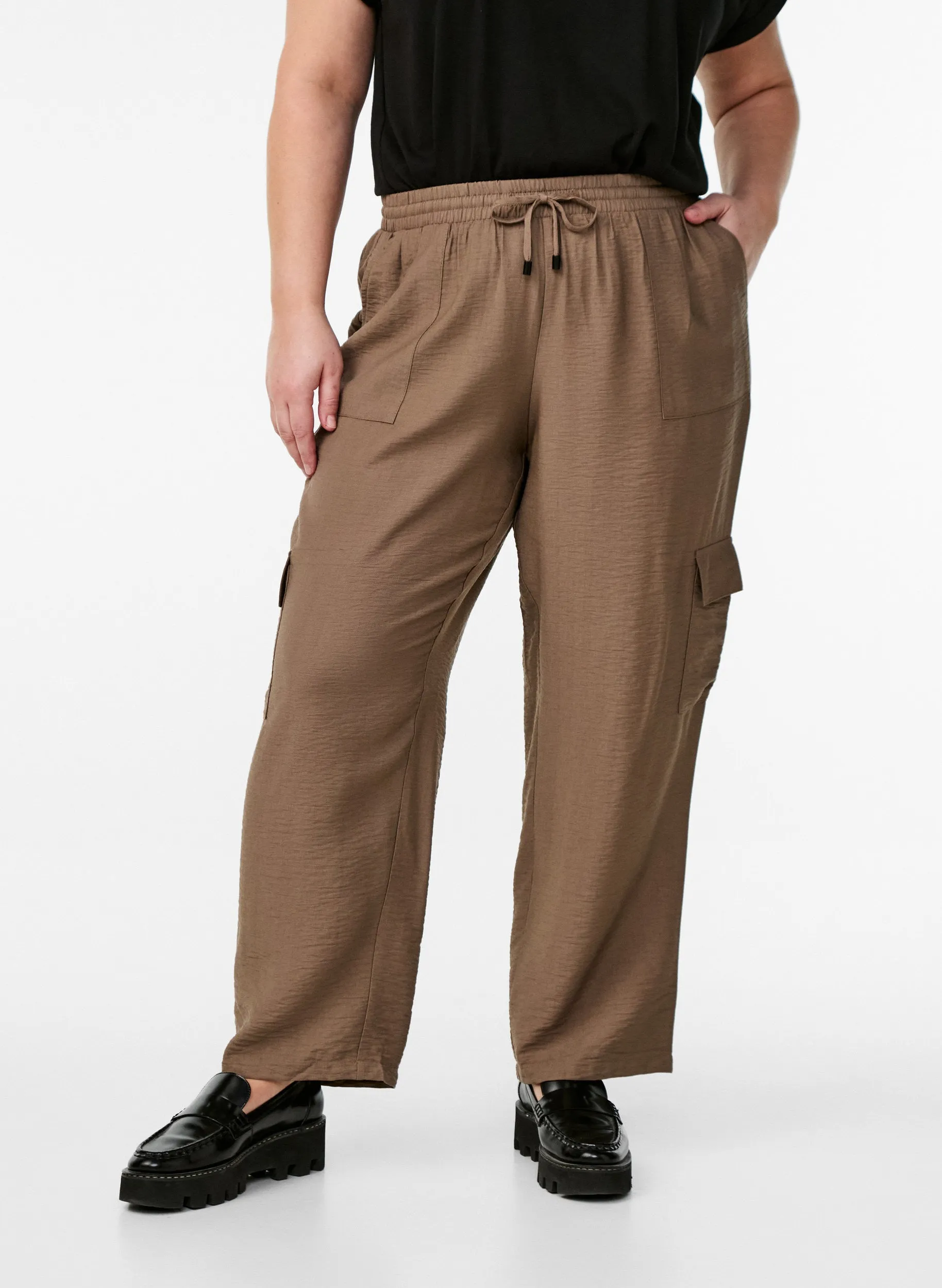 Zizzi Vilma Cargo Trousers in Brown